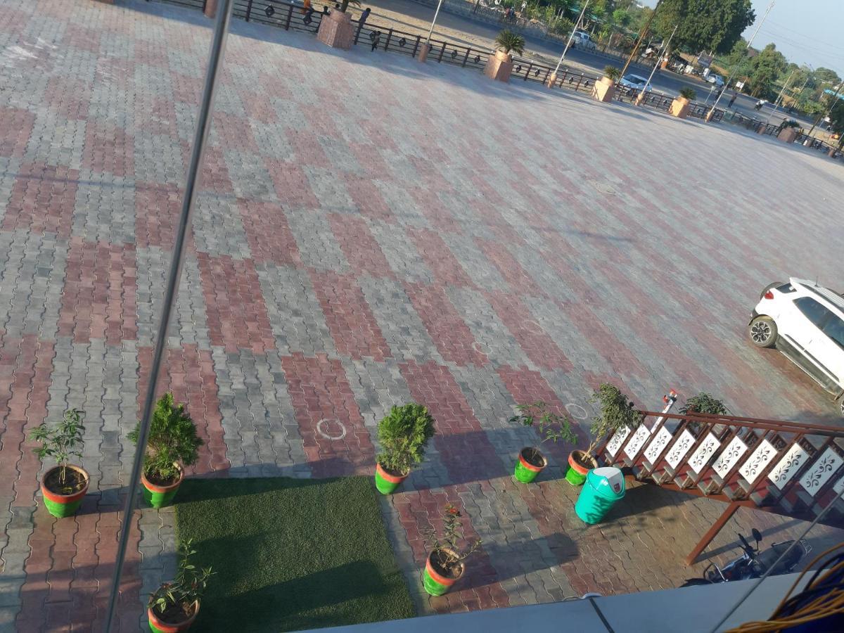 Hotel The Grand Piano - Best Business Hotel In Patan Esterno foto