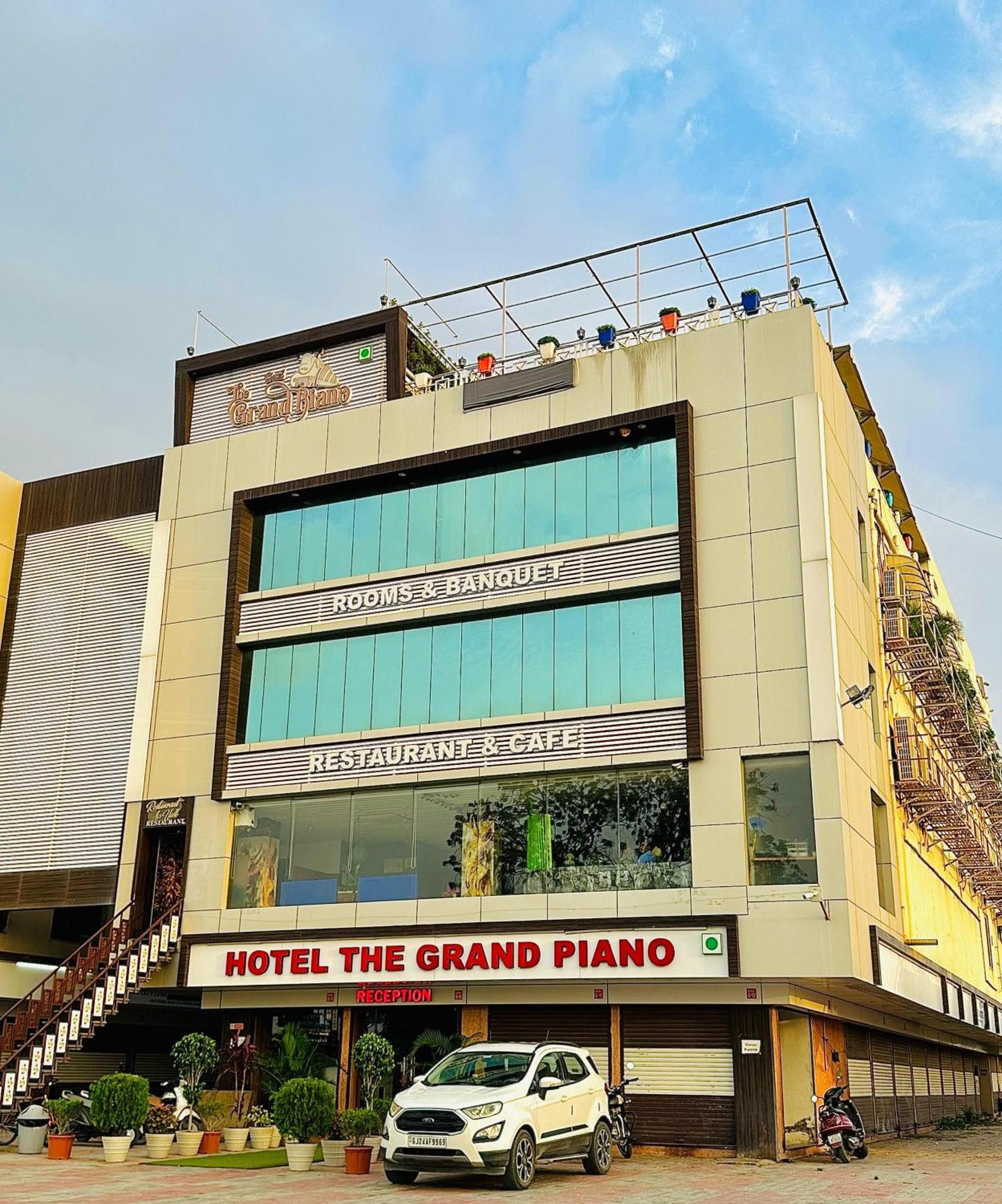 Hotel The Grand Piano - Best Business Hotel In Patan Esterno foto