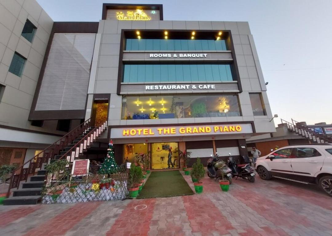 Hotel The Grand Piano - Best Business Hotel In Patan Esterno foto